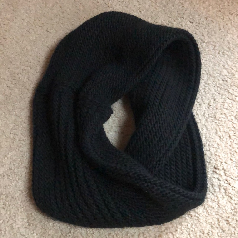 NWOT Isaac Mizrahi infinity scarf